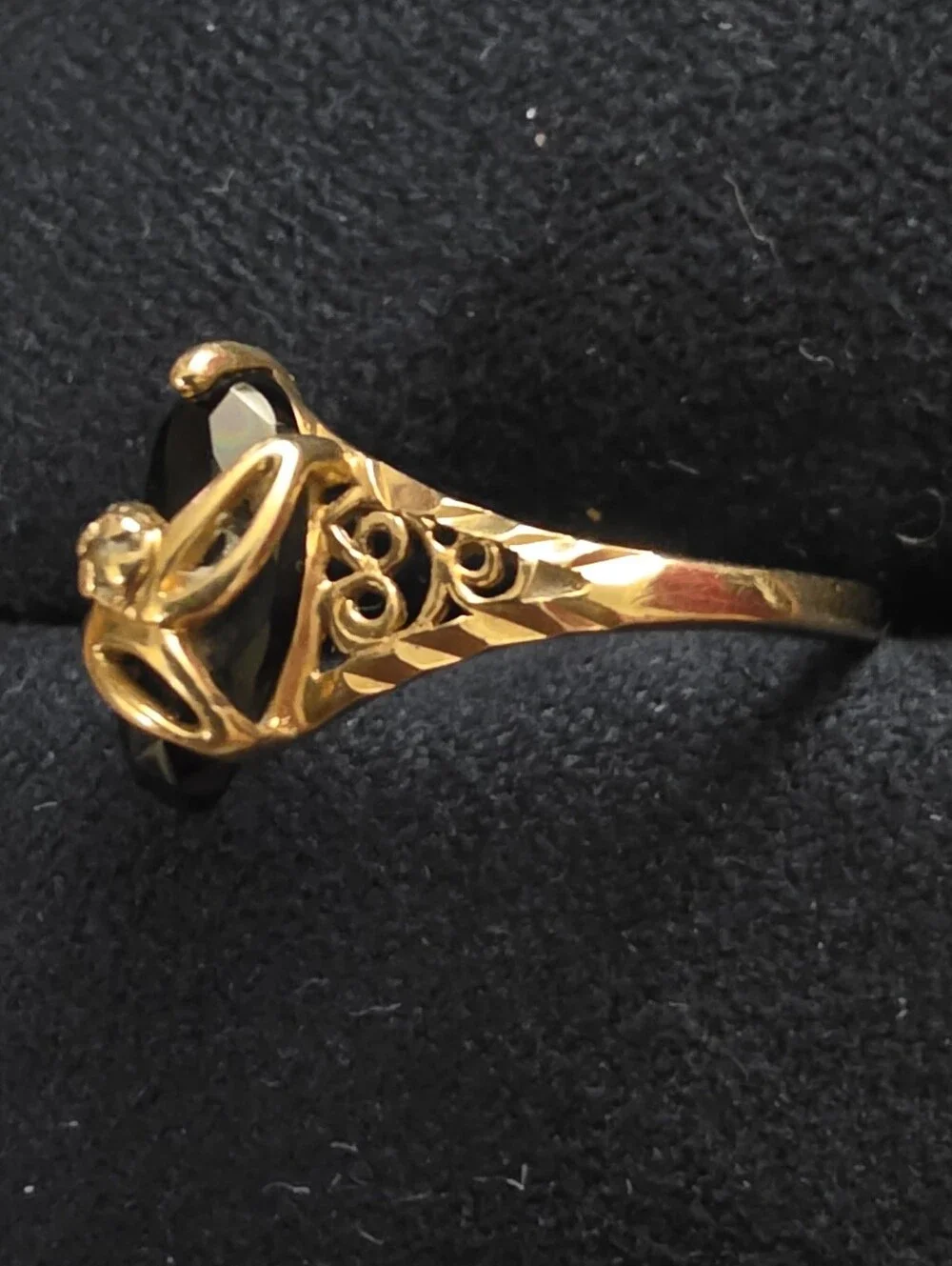 10k Onyx, Diamond Chip Yellow Gold Filigree Ring (Vintage)